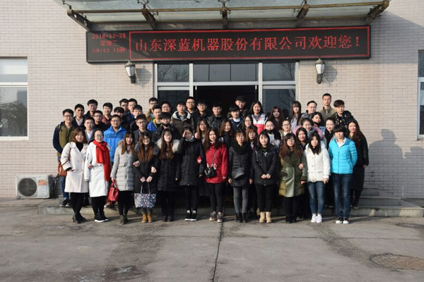 （图为参观学生合影留念）