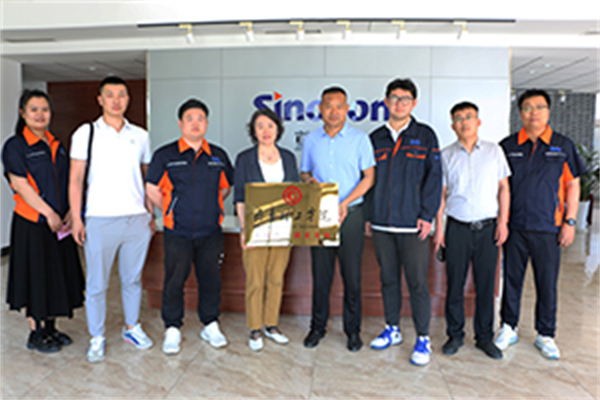 齐鲁理工学院与山东平博pinnacle体育机器股份有限公司举行校企合作签约暨授牌仪式